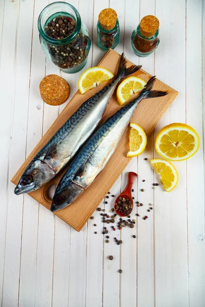 Caballa Cruda Una Tabla Cortar Con Especias Cocinar Pescado — Foto de Stock