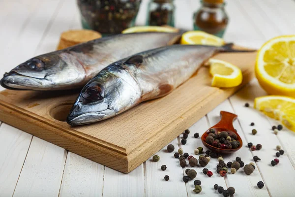 Caballa Cruda Una Tabla Cortar Con Especias Cocinar Pescado — Foto de Stock