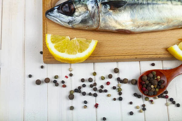 Caballa Cruda Una Tabla Cortar Con Especias Cocinar Pescado — Foto de Stock