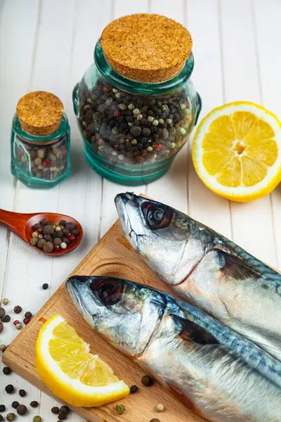 Caballa Cruda Una Tabla Cortar Con Especias Cocinar Pescado — Foto de Stock