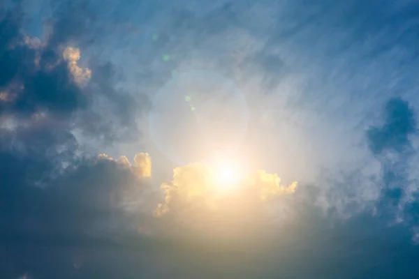 Güzel Mavi Gökyüzü Bulutların Arkasından Gelen Güneş Işığı — Stok fotoğraf