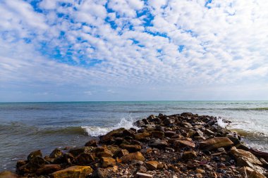 Güzel deniz manzarası. Büyük kayalar ve sörf.