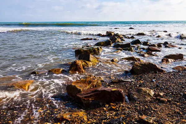 美丽的海景 大石头和冲浪 — 图库照片
