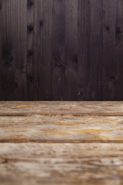 Ahşap arka plan. Güzel kahverengi tahtalar ve siyah duvar. Fotoğraf için güzel bir arkaplan.