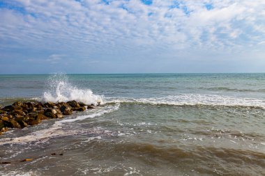Güzel deniz manzarası. Büyük kayalar ve sörf.