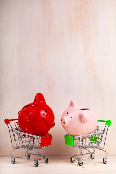 Zwei Sparschweine Einem Einkaufswagen Konzept Der Geldakkumulation — Stockfoto