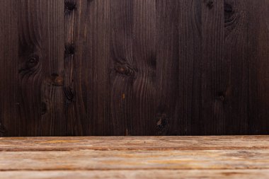 Ahşap arka plan. Güzel kahverengi tahtalar ve siyah duvar. Fotoğraf için güzel bir arkaplan.