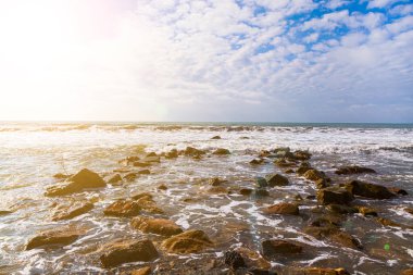 Güzel deniz manzarası. Büyük kayalar ve sörf.