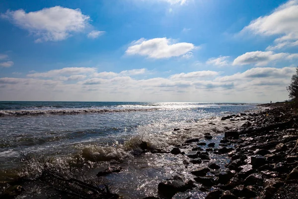 美丽的海景 大石头和冲浪 — 图库照片