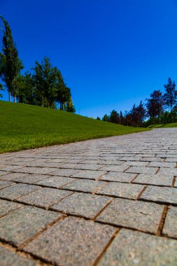 Yazın park et. Yürüme yolu ve yeşil çimenler kapanıyor.