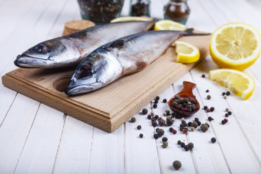 Kesme tahtasında baharatlı çiğ uskumru. Balık pişiriyorum..