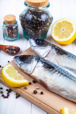 Kesme tahtasında baharatlı çiğ uskumru. Balık pişiriyorum..