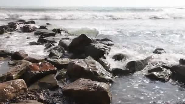Mar Negro Está Irrumpiendo Playa Piedra Olas Del Mar — Vídeo de stock