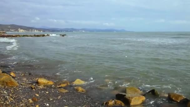 Чорне Море Штурмує Кам Яний Пляж Морські Хвилі — стокове відео