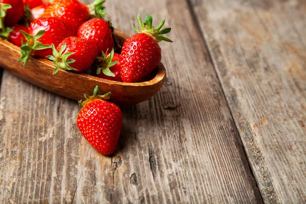 Fresas Maduras Plato Madera Sobre Fondo Madera Bodegón Con Deliciosas — Foto de Stock