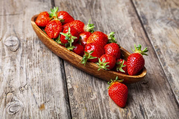 Fresas Maduras Tazón Madera Sobre Fondo Madera — Foto de Stock