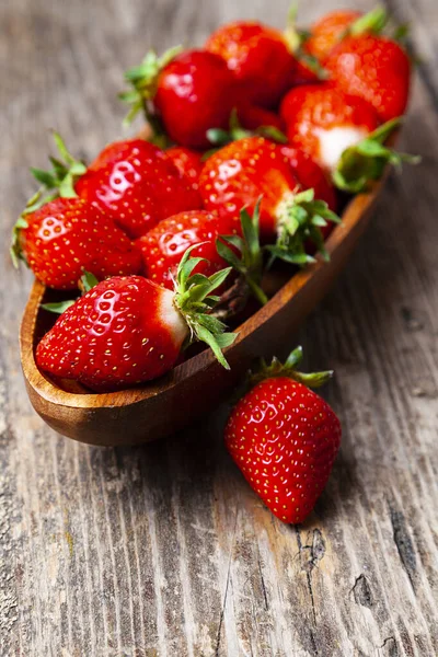 Fresas Maduras Tazón Madera Sobre Fondo Madera — Foto de Stock