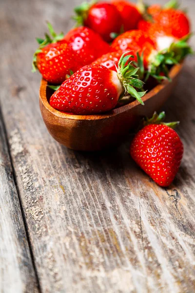 Fresas Maduras Tazón Madera Sobre Fondo Madera — Foto de Stock