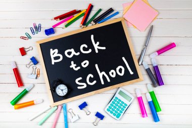 Tahta bir masada çeşitli okul malzemeleri. Okula dönelim. Kırtasiye.