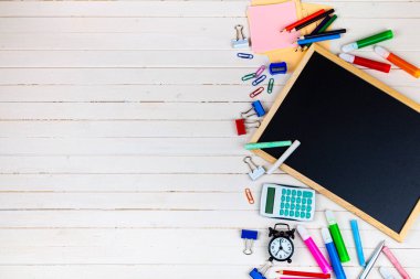 Tahta bir masada çeşitli okul malzemeleri. Okula dönelim. Kırtasiye.