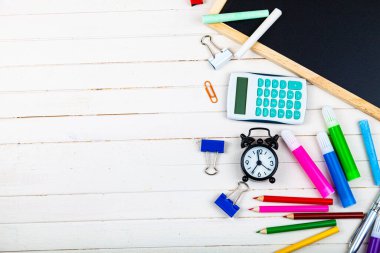 Tahta bir masada çeşitli okul malzemeleri. Okula dönelim. Kırtasiye.