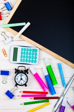 Tahta bir masada çeşitli okul malzemeleri. Okula dönelim. Kırtasiye.