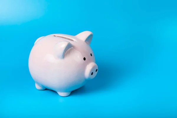 Pinkfarbenes Sparschwein Auf Blauem Hintergrund Anhäufung Von Geld — Stockfoto