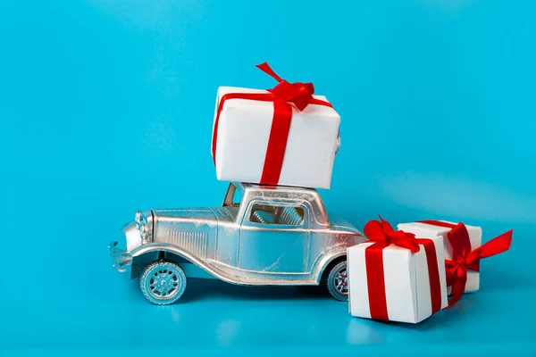Srebrny Samochód Prezentami Niebieskim Tle Kupowanie Samochodu — Zdjęcie stockowe