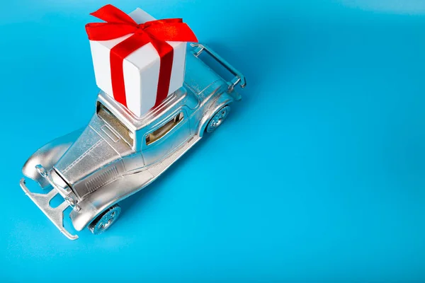 Srebrny Samochód Prezentami Niebieskim Tle Kupowanie Samochodu — Zdjęcie stockowe