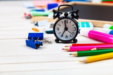 Tahta bir masada çeşitli okul malzemeleri. Okula dönelim. Kırtasiye.