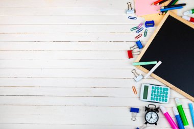 Tahta bir masada çeşitli okul malzemeleri. Okula dönelim. Kırtasiye.