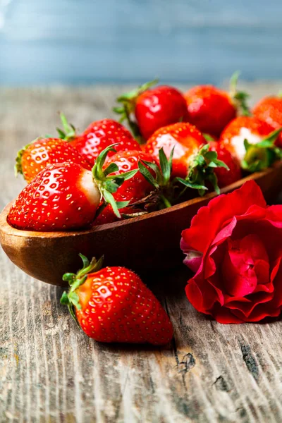 Fresas Maduras Rosa Tazón Madera Sobre Fondo Madera — Foto de Stock