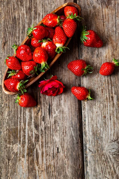 Fresas Maduras Rosa Tazón Madera Sobre Fondo Madera — Foto de Stock