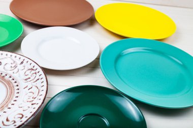 Ahşap bir arka planda çok renkli plakaları boşalt, üst görünüm.