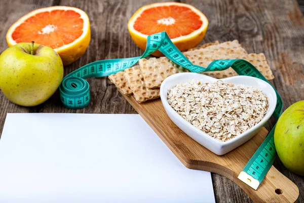 Produtos Úteis Fita Métrica Aveia Halteres Fundo Madeira Dieta Estilo — Fotografia de Stock