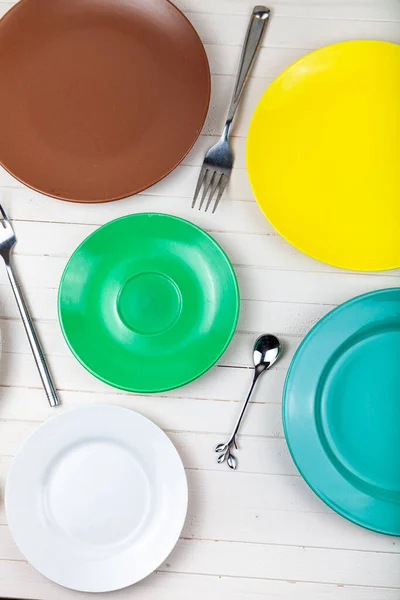 Placas Cucharas Tenedores Multicolores Vacíos Sobre Fondo Madera Vista Superior —  Fotos de Stock