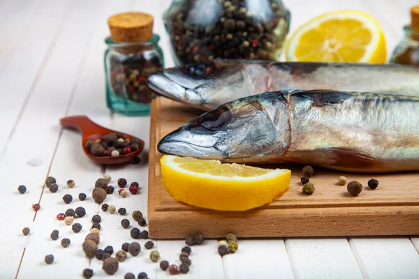 Carapau Cru Uma Tábua Corte Com Especiarias Peixe Cozinha — Fotografia de Stock