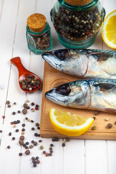 Caballa Cruda Una Tabla Cortar Con Especias Cocinar Pescado — Foto de Stock