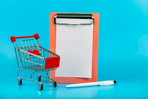 Carrello Carta Penna Sfondo Blu Concetto Pianificazione Dello Shopping — Foto Stock