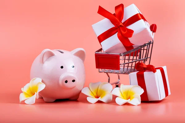 Varkens Spaarvarken Bank Winkelwagen Geschenken Een Roze Achtergrond Concept Geschenken — Stockfoto