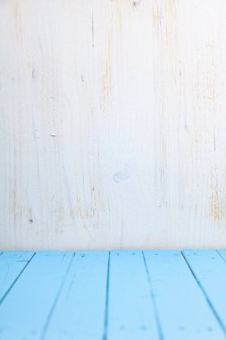 Ahşap arka plan. Güzel ışık ve mavi duvar. Fotoğraf için güzel bir arkaplan.