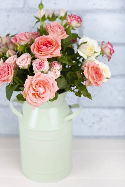 Ramo Rosas Rosadas Sobre Fondo Madera Clara Hermosa Tarjeta —  Fotos de Stock