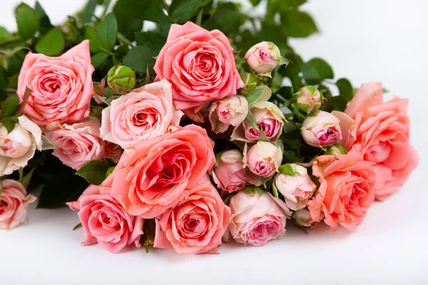 Букет Розовых Роз Светлом Деревянном Фоне Красивая Карта — стоковое фото