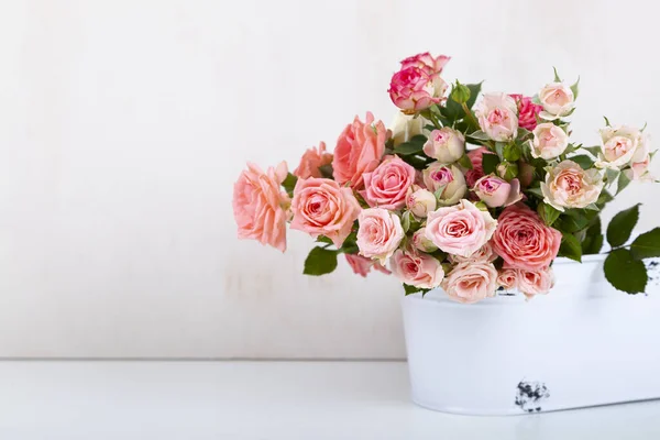 Bouquet Rose Rosa Uno Sfondo Legno Chiaro Bella Carta — Foto Stock