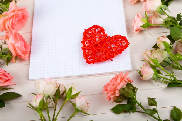 Ροζ Τριαντάφυλλα Χαρτί Και Καρδιά Ξύλινο Φόντο Όμορφη Ευχετήρια Κάρτα — Φωτογραφία Αρχείου