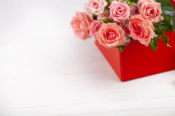 Buquê Rosas Rosa Uma Caixa Vermelha Fundo Madeira Cartão Saudação — Fotografia de Stock