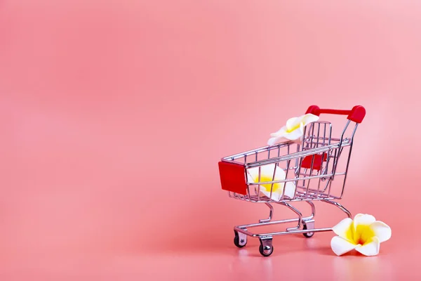 Winkelwagen Bloemen Een Roze Achtergrond — Stockfoto