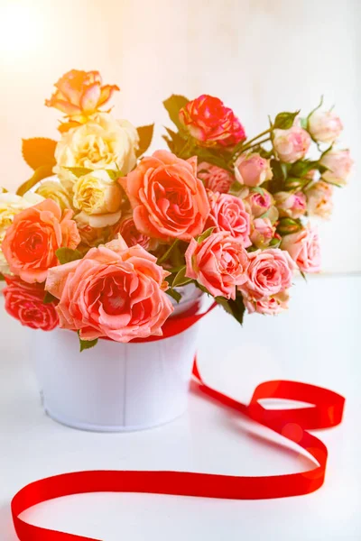 Μπουκέτο Ροζ Τριαντάφυλλα Βάζο Κορδέλα Ξύλινο Φόντο Ευχετήρια Κάρτα Λουλούδια — Φωτογραφία Αρχείου