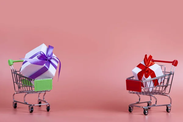 Chariots Cadeaux Sur Fond Rose Concept Acheter Des Cadeaux — Photo