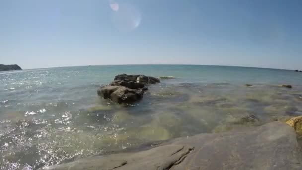 Hermoso Mar Con Una Pequeña Ola Día Soleado Piedras Junto — Vídeo de stock